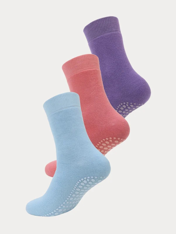 3 paar anti slip huissokken in de kleuren babyblauw, roze en paars.